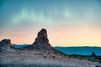 蓝天下的褐色落基山